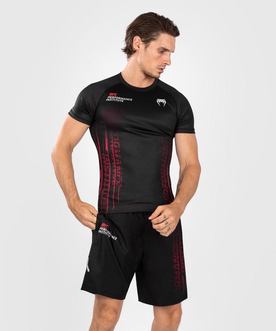 ufc venum performance institute 2.0 herre kortermet rashguard - svartrød