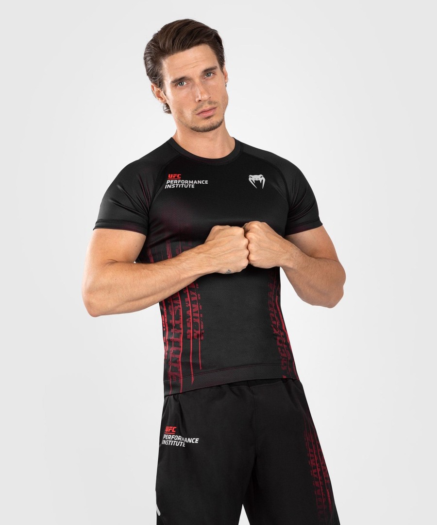 ufc venum performance institute 2.0 herre kortermet rashguard - svartrød