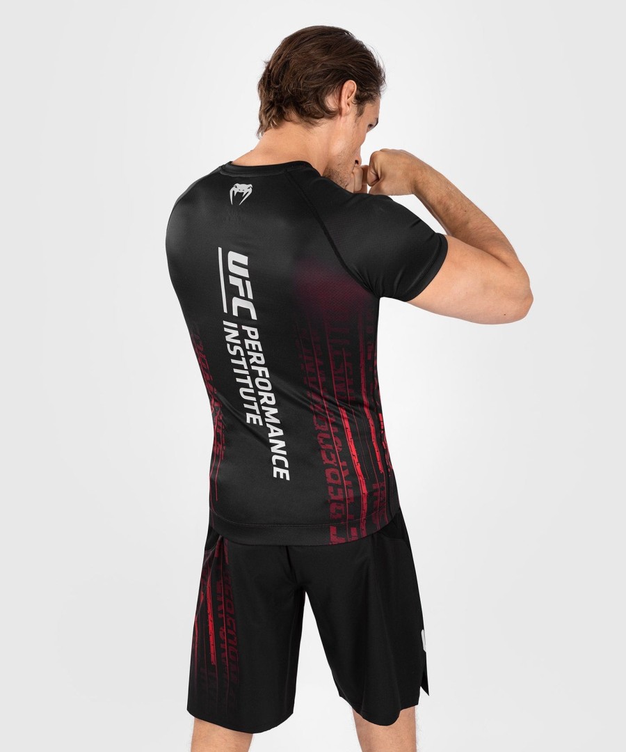 ufc venum performance institute 2.0 herre kortermet rashguard - svartrød