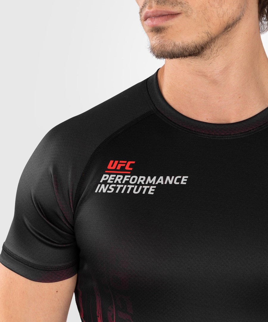 ufc venum performance institute 2.0 herre kortermet rashguard - svartrød