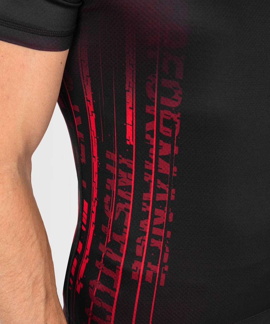 ufc venum performance institute 2.0 herre kortermet rashguard - svartrød